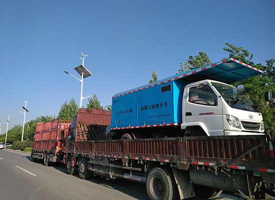 車載混凝土濕噴臺(tái)車、空壓機(jī)發(fā)貨現(xiàn)場(chǎng)